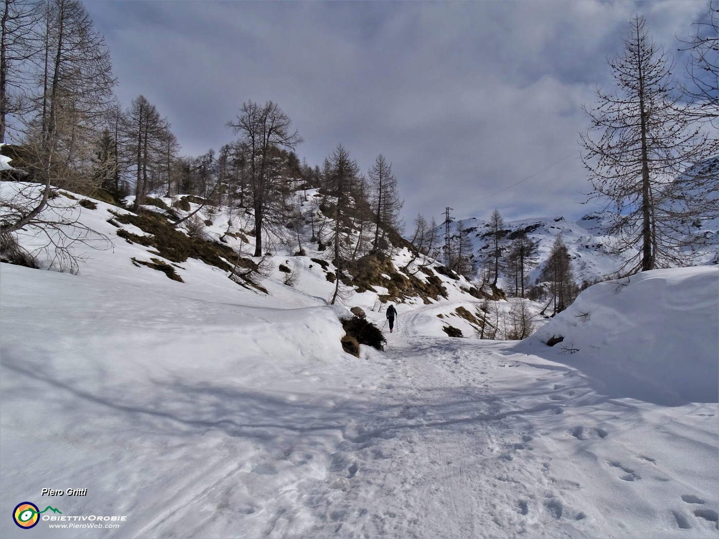 29 Risaliti sull'alto della diga proseguiamo in ambiente ben innevato .JPG